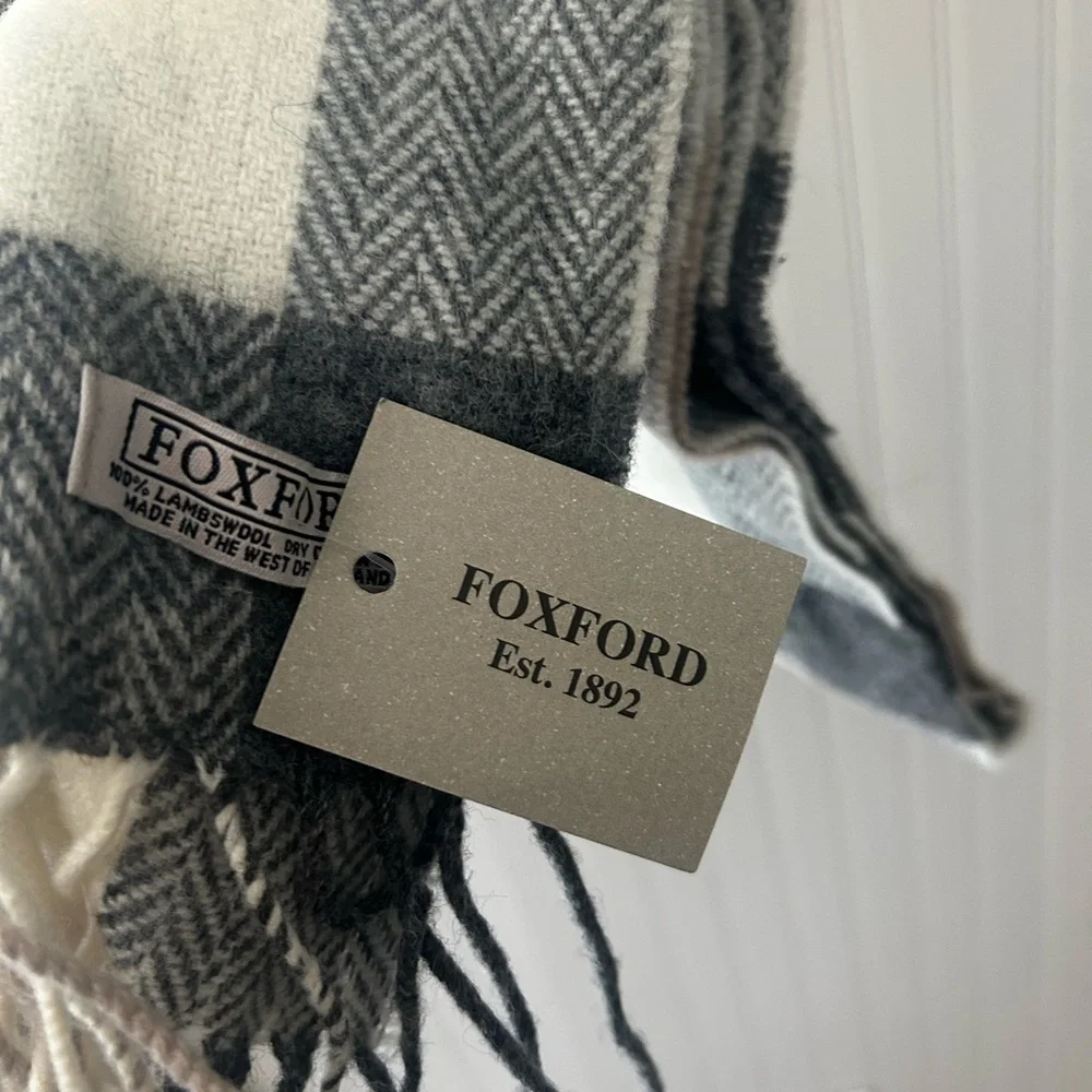 ⭐️ NEW Foxford 100% Lambs Wool Gray and Cream Neutral Checkered Scarf - Picture 2 of 6